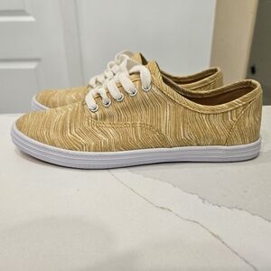 Universal Thread Sz 6 Lunea Lace Up Canvas Gold And White